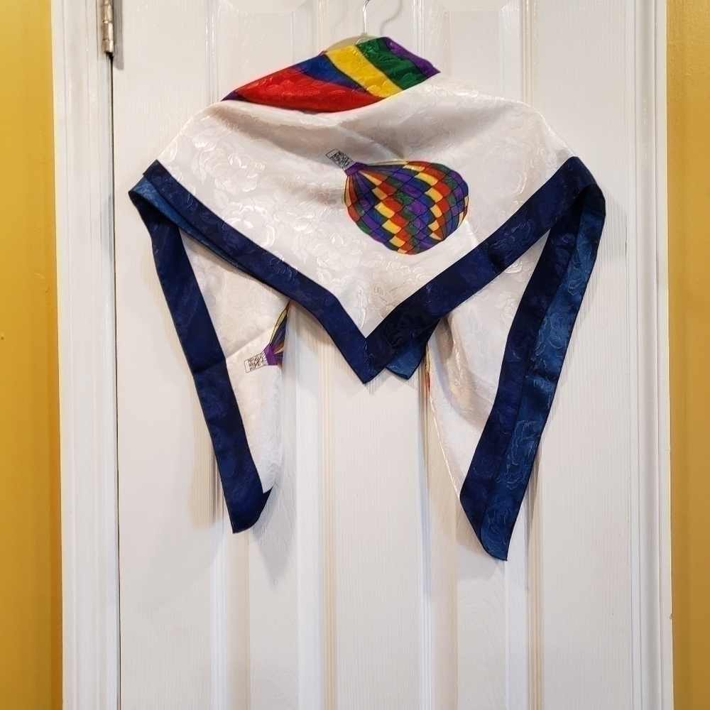 balloon Scarf - Picture 7 of 7